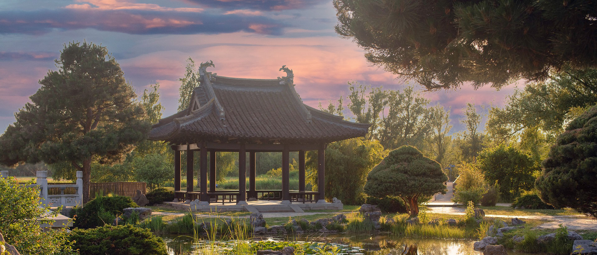 EBET易博·(中国)拥有一支优秀的设计团队和一支精湛施工队伍，拥有雄厚的设计力量，设计队伍结构搭配合理，立足于本地化，将完美的人力资源组合在设计工作中，行业专业技术高超，配套设备齐全，管理制度严格，以高效优质的施工能够保证设计意图的最大实现客户的满意度.